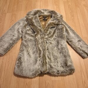 LE CHATEAU Luxurious Faux Fur Jacket